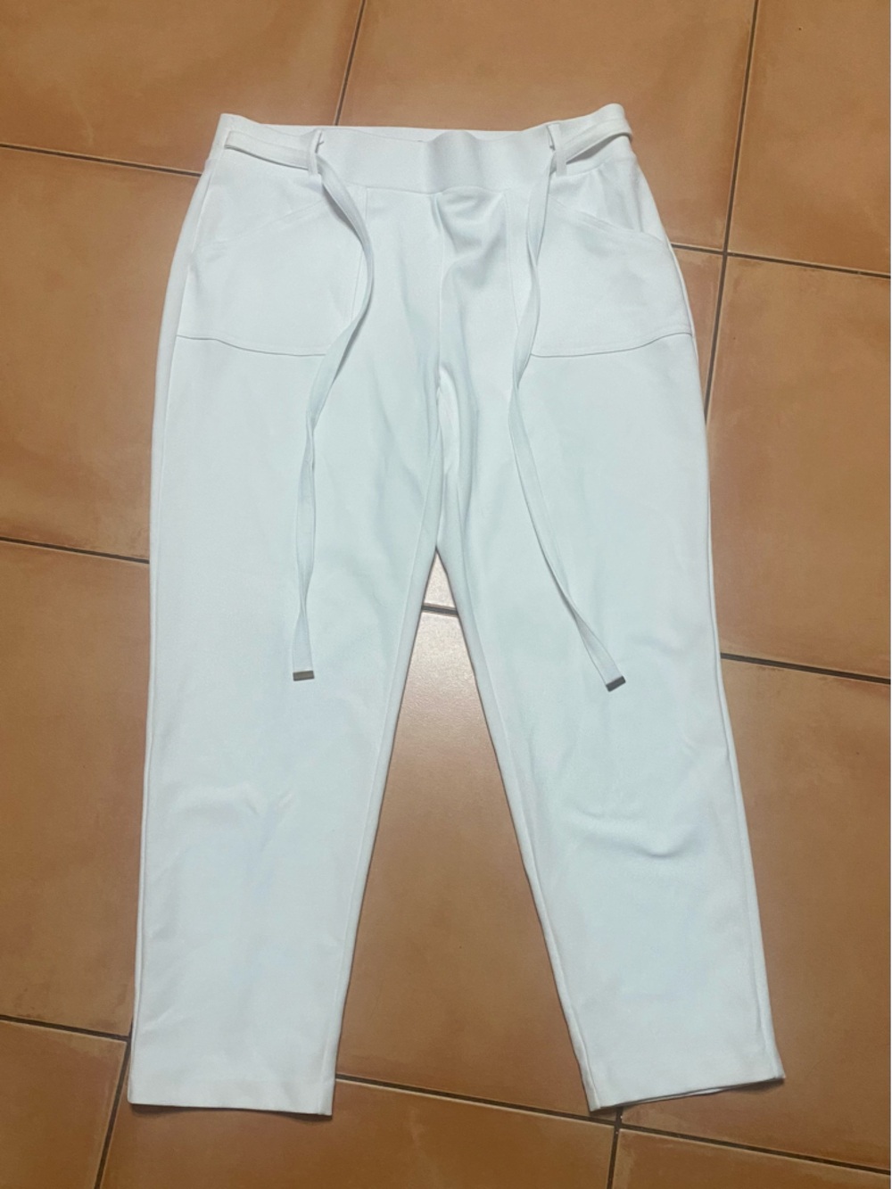 WOMEN’S NEW YORK CLOTHING COMPANY PANTS. SIZE 14P. WHITE. PULL ON WITH BELT TIE